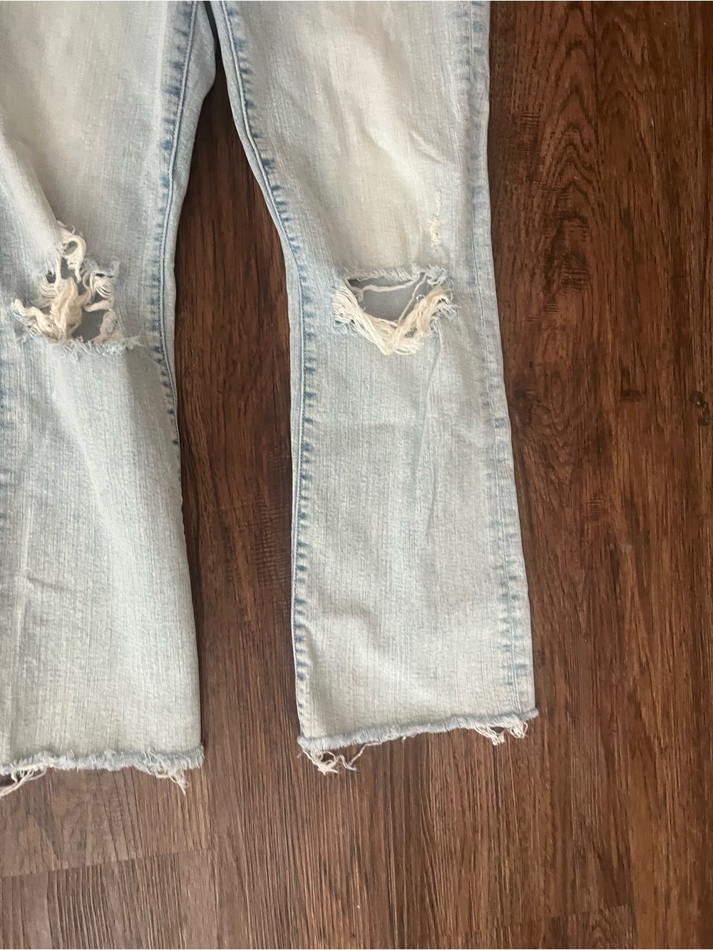 Light Wash Distressed Women's Jeans - Picture 11 of 11